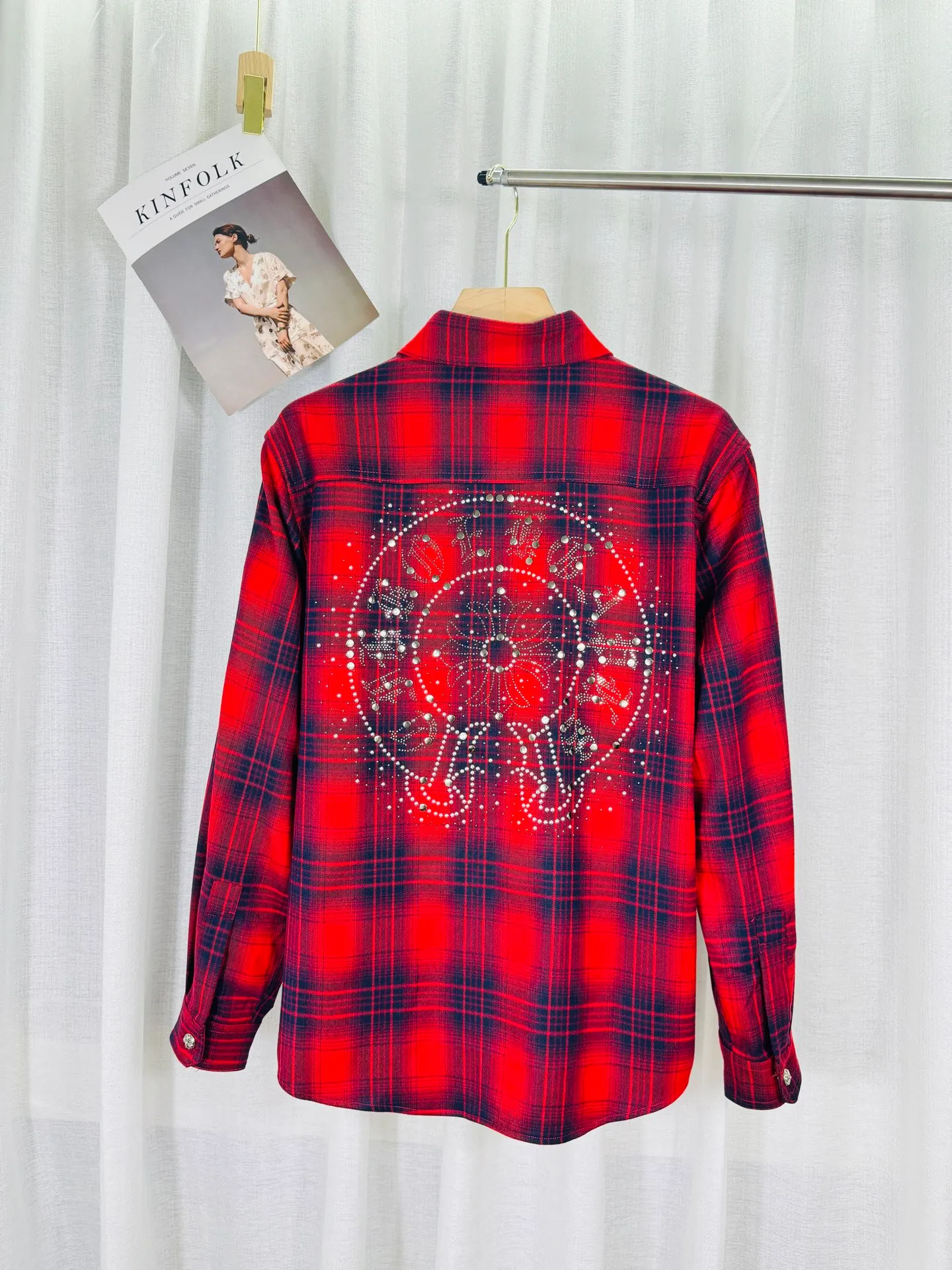 P250 top version, real shot without P, ​​different from market currency) 𝗖𝗵𝗿𝗼𝗺𝗲 𝗛𝗲𝗮𝗿𝘁𝘀/Cro Heart 2025 Diamond Plaid Shirt Accessories: Original model-opening collar label ➕100% silk wash water label. Genuine purchase-grade original hangtag➕matching hanging rope➕3D hanging beads➕original packaging bag. Craftsmanship: The original version has consistent wiring! The highest version of the armhole matching technique! Color: Red Black Size: S M L XL Style No.: 8002